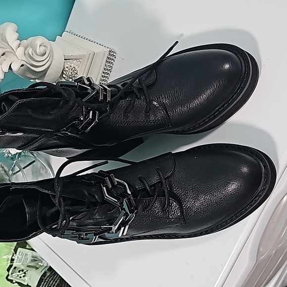 VINCE CAMUTO leather botties NWT. Reg. 99.00. Side zipper - Picture 3 of 9